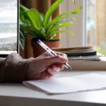 A person is writing and drafting Estate Planning documents´.